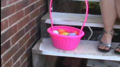 Viens m'aider à chasser les œufs de Pâques dans la cour