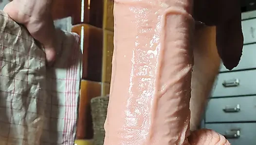 Büyük 9 cm kalın dildo ve ağzı açık buthole sikişiyor