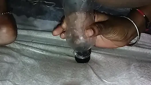 Bhabhi Ne apne hathon chut me botal dal diya