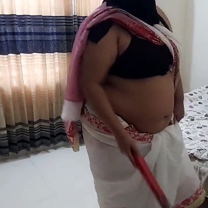 55-year-old Tamil Stepaunty Fucked Hard While She Was Sweeping the House