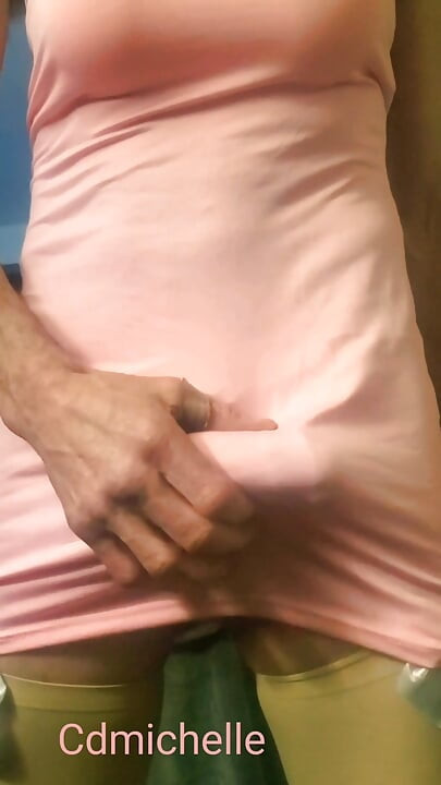 Cdmichelle सेक्सी पोशाक के नीचे अधोवस्त्र पहने हुए बड़े लंड के साथ खेल रही है