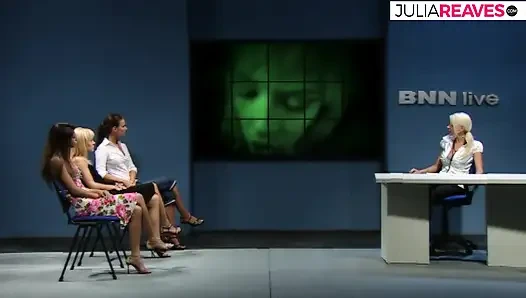 Lezbiyen kızlar derin öpüştükten sonra dildoyla birbirlerini sikiyor