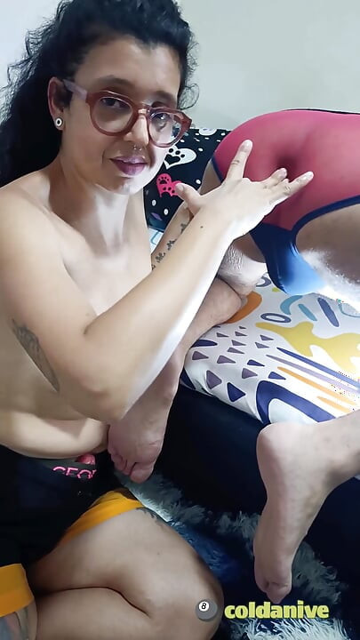 Mulher chupa a bunda do marido e depois fode ele com sua calcinha com pênis pegging e rimming