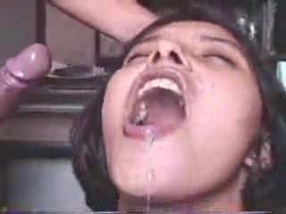 Индийская девушка принимает горячий камшот