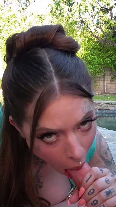 Chantal Danielle & Mannie Coco - Udendørs Blowjob
