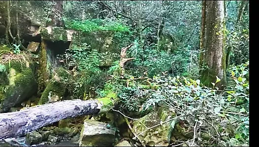 Милфе лижут ее киску и трахают у реки