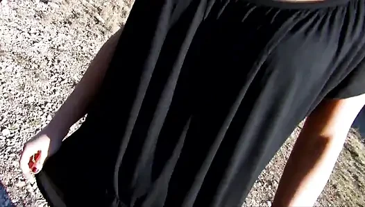 Genç ve seksi esmer bir adam tarafından arabada yakalandı ve ona iyi bir sakso çekerek geri ödüyor