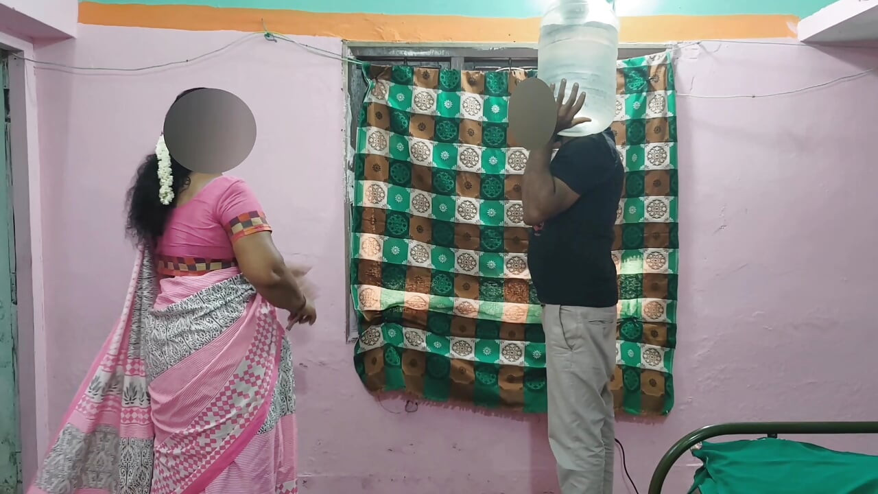 Caliente india ama de casa atrapa al repartidor de agua para una salvaje preñada anal