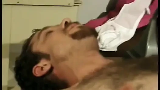 Pembe saçlı edepsiz domuz yarrak sindee williams çalışma tezgahında yakışıklı adama bir halter koyuyor