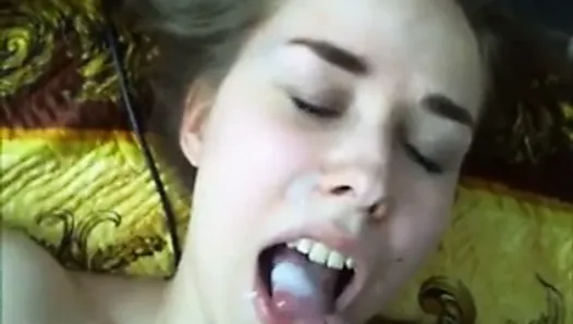 Une jeune pute russe se fait éjaculer dans la bouche