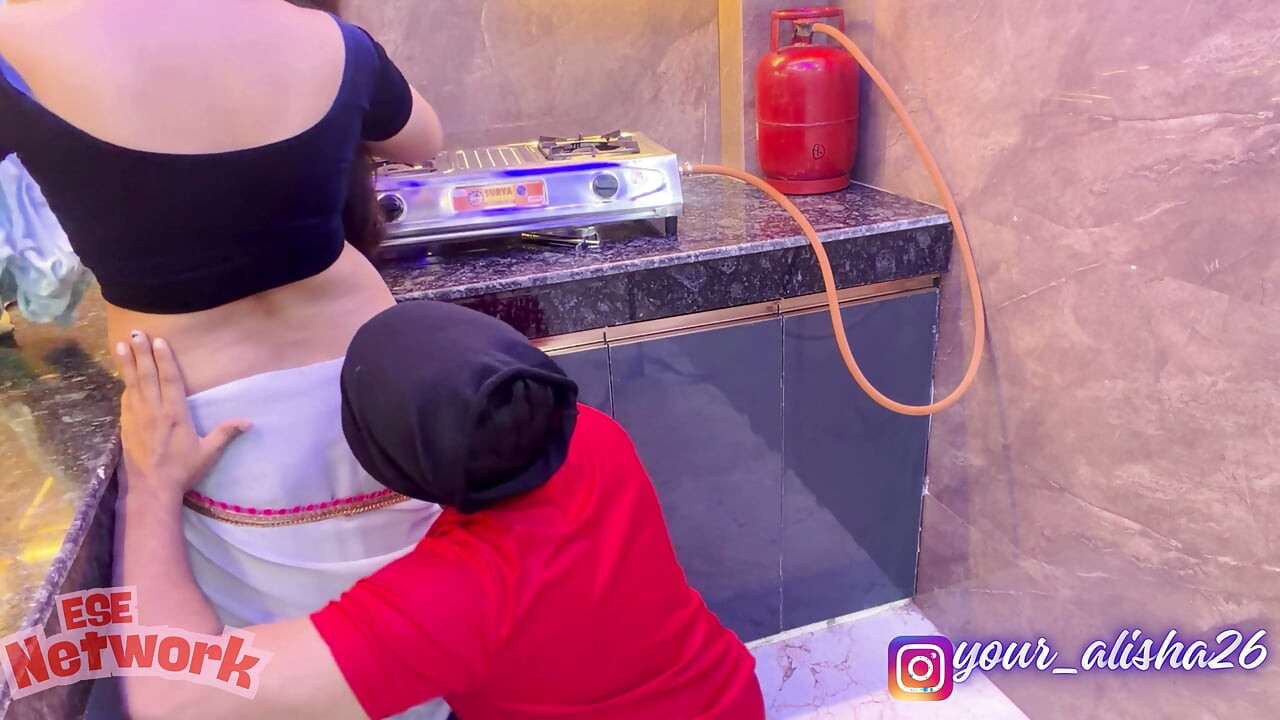 Bhabhi Ne Bulaya Sabzi Waale Ko Gharpe aur phir Ghapa-gap-ghapa-gap...