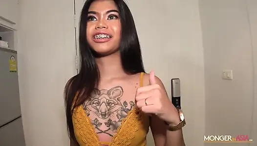 Sexy thailändische milf bekommt unerwarteten creampie