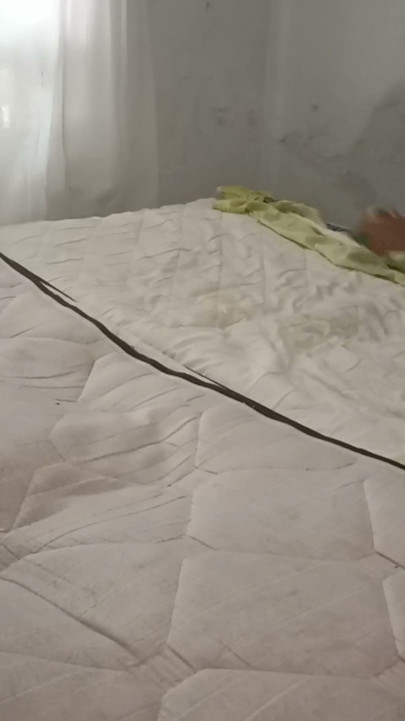 גיסה מנקה את החדר בחוטיני חלק שני | קליפ 1
