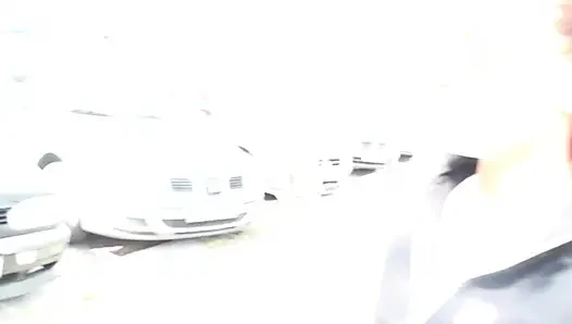 Genç kız güzel yüzüne püskürtülerek tavlanıyor