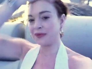 Lindsay Lohan (декольте) выскользнул соском
