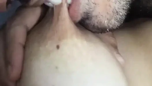 Suamiku kecanduan mengisap payudara alami besar aku, itulah sebabnya aku selalu menyusuinya setiap pagi