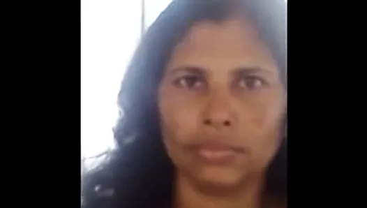 Une tatie MILF sri-lankaise s'habille après une baise