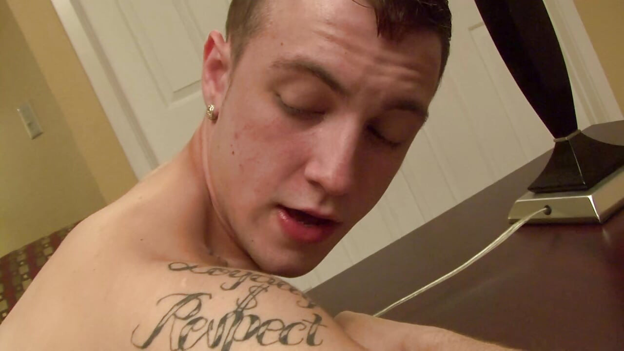 Napalony chłopak ssie tyłek