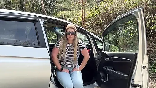 Nungguin temanku tapi aku nggak tahan lagi dan celana jinsku sampai becek