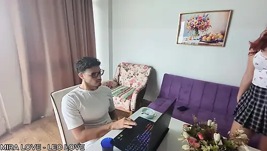 Ich störe meinen Stiefbruder, während er am PC spielt, um mich fertig zu machen