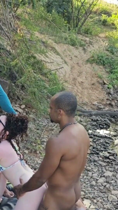 Açık havada dört kişilik grup seks partisi. Rio'da bulduğum 3 yaramaz adamla en büyük sikişi ben yaptım. Beni tamamen siktiler | Klip 1