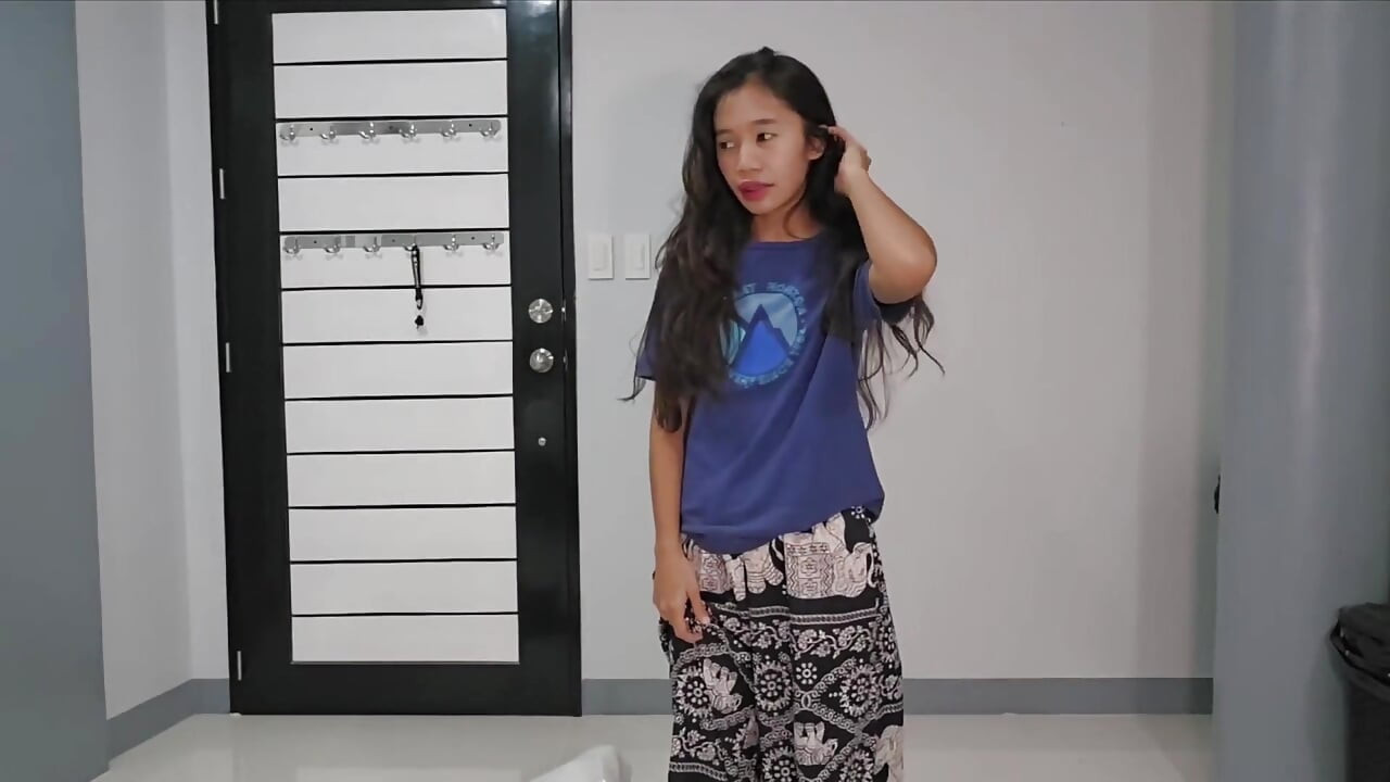 Pembantu asia yang polos
