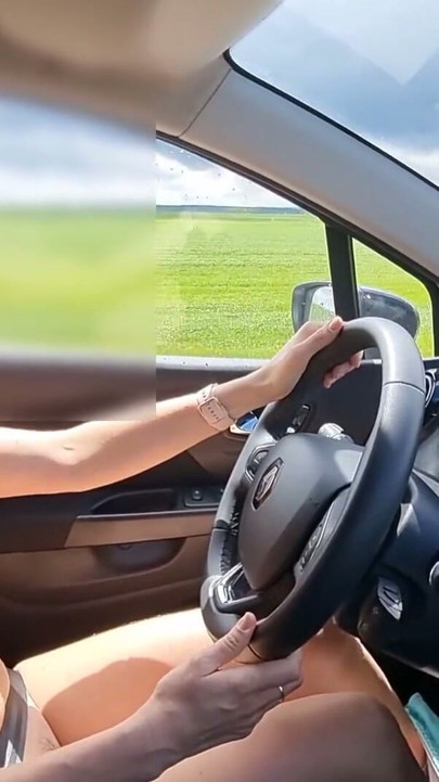 Seksi milf çıplak araba kullanıyor. yazın çıplak gezmeyi severim | Klip 1