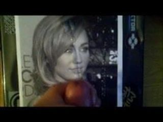 Intime Miley Cyrus-Gesichtsbesamung