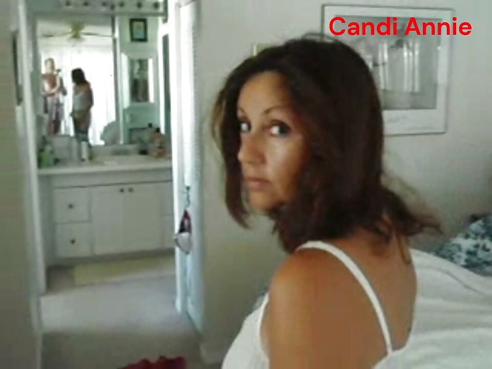 Η καυτή γυναίκα Candi Annie απολαμβάνει να γλείφει το μουνί της και έναν υπέροχο οργασμό!