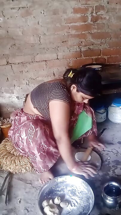 मैं आज भोजन के लिए रोटियाँ बना रही हुँ