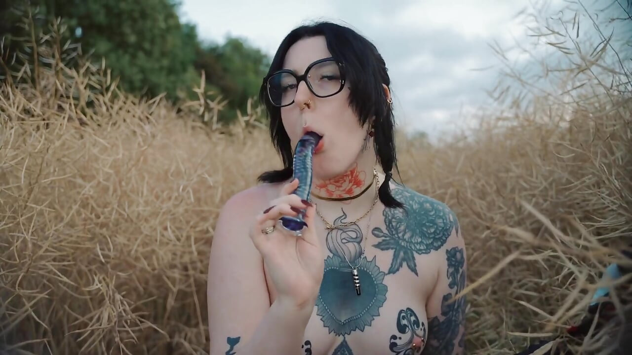 可爱的农场女孩在散步时自慰