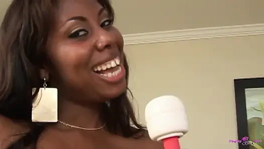 Alışveriş merkezine gitti ve bazı zenci bayanlarla tanıştı ve lezbiyen seks ettiler