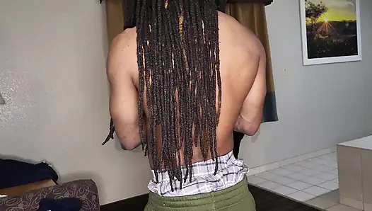 Раздевается для большого черного члена