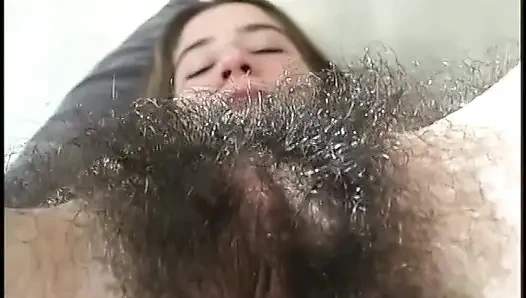 Jasmyne si cewek hipster jadul dengan memek berbulu lagi asik ngentot