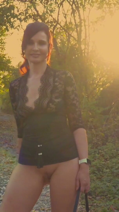 Jeny Smith a provocar o rabo e a cona ao ar livre | Clip 1