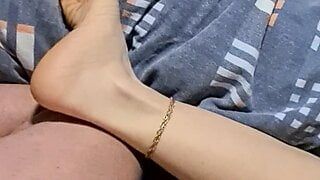 POV, blonde MILF, Missionarsstellung & Footjob, endete mit einem Cumshot