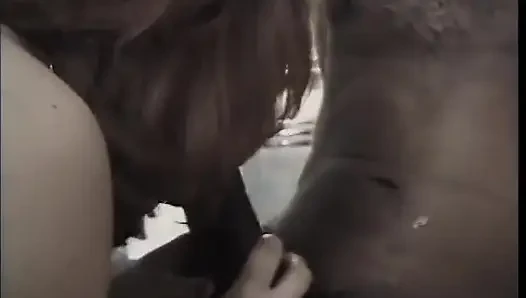 Seksi esmer sürtük sakso çekiyor ve yatakta sert siyah bir yarak alıyor