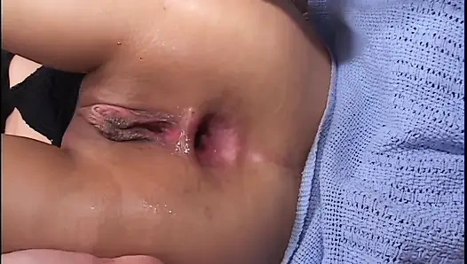 Массивный пульсирующий клитор подрачивается до взрыва текущей мокрой