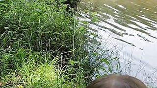 公共自然追踪 bbw 狗式在水边