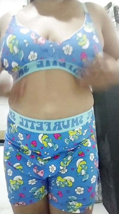 Em Milf Filipina gợi cảm, lắc lư, xoa bóp và tát mạnh vào cặp mông Smurf to cùng lồn