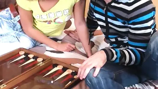 Junge schlampe nimmt massive ladung tief in ihre muschi