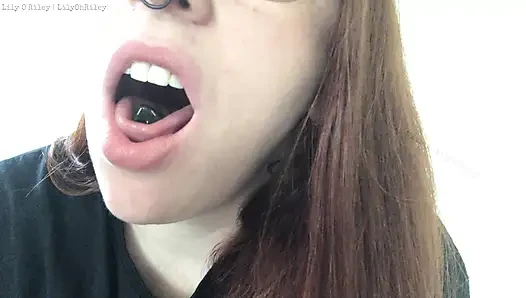 Konsumsi Beruang Gummy dengan Suara Mulut