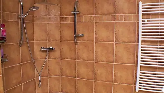 Девушка-блондинка обожает получать чувственную в ванной