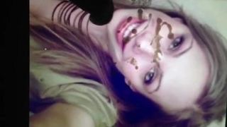 Сексуальная блондинка получает камшот на лицо