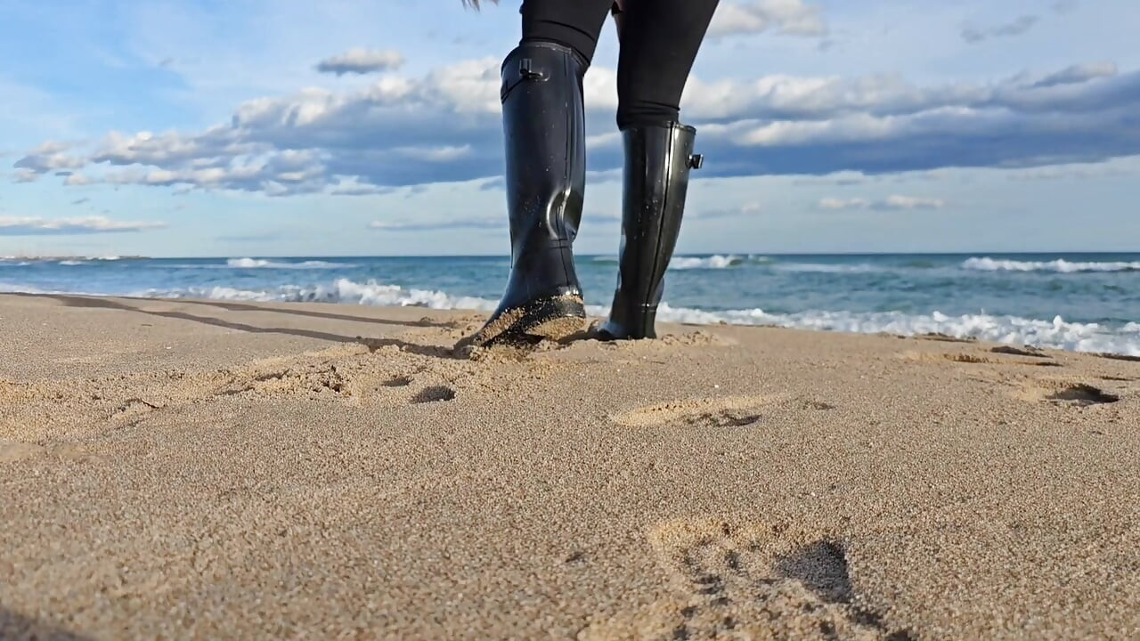 Сапоги на пляже