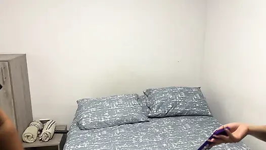 Otel odasında müdürle kilitli kaldım. Sikişme dürtüsüne karşı koyamadık ve sonunda ona penetrasyon yaptı.