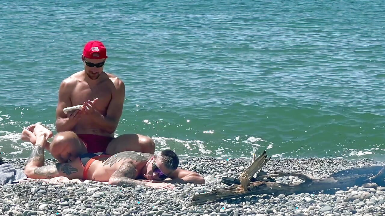Sjajno jebanje nakon plivanja. Kit Belove svršava dva puta u guzicu Falcon Ala na plaži