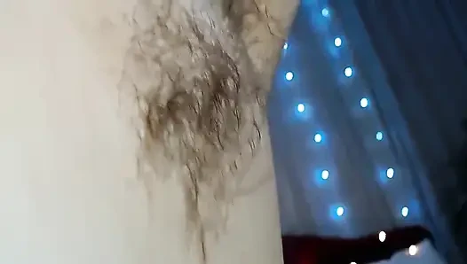 Extreme behaarte achselhöhlen-nahaufnahme vor der kamera