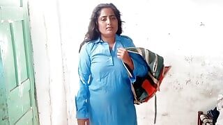 Desi indian school girl ko ne Pela Gand phar di ghori bana k chodai ki larki roti rahi Meri Gand Dard ha Gand