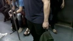 hombre musculado en el metro barcelona